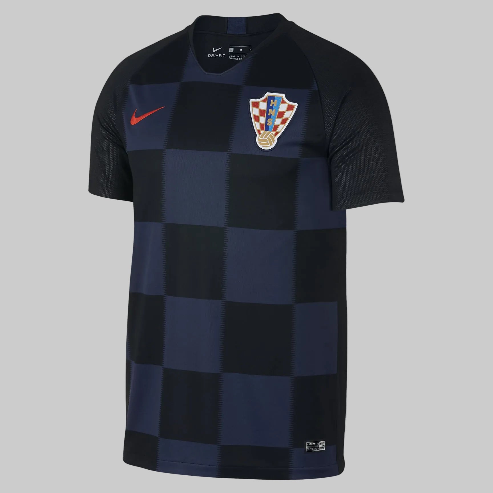Vista frontal del JerseyNike Croacia de Visita Mundial FIFA 2018 con tipografia oficial de Luka Modric 10, stock Futbol90MX