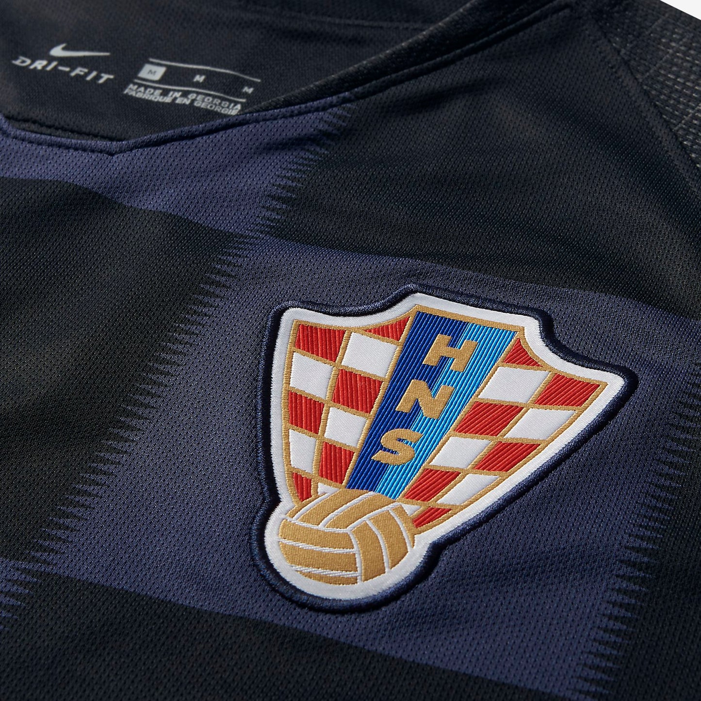 Acercamiento al escudo bordado del Jersey Nike Croacia de Visita Mundial 2018 de Luka Modric.