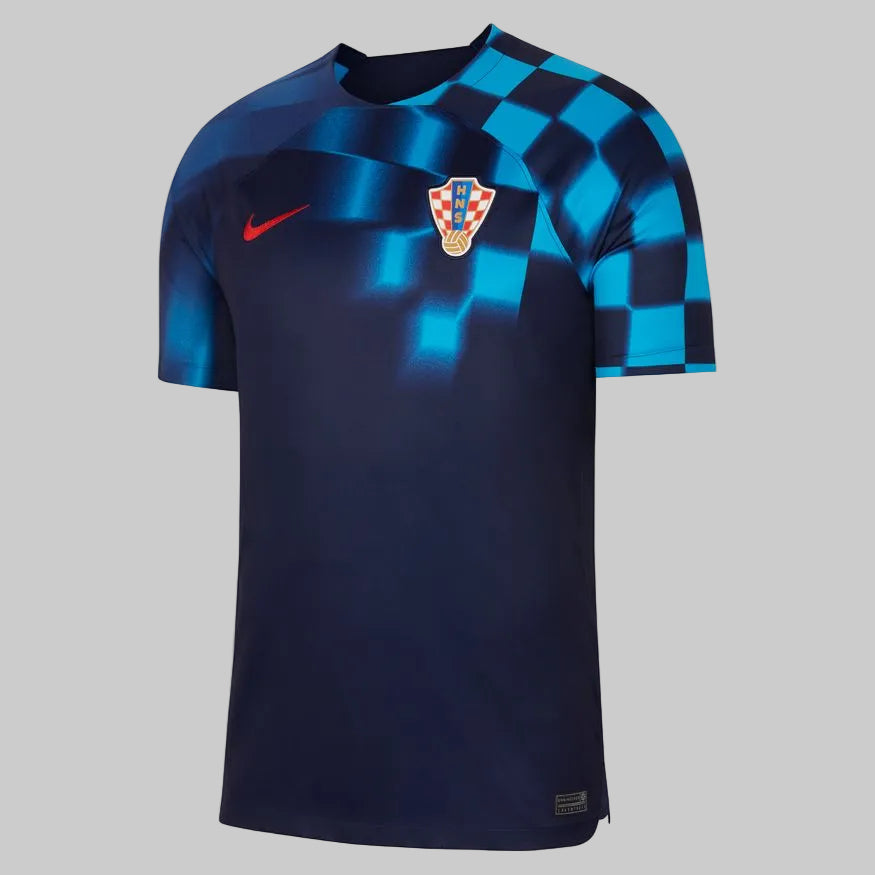 Vista frontal del jersey Nike de visita de Croacia 2022 con la personalización oficial “MODRIĆ #10”. Se aprecia el acabado de alta calidad de archivo, stock Futbol90MX