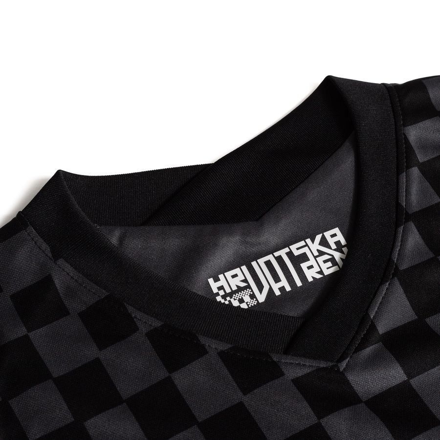 Acercamiento del cuello V y letras en cuello interior del Jersey Nike Croacia de Visita Euro 2020