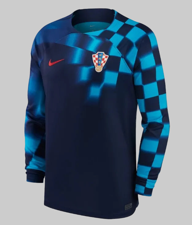 Vista frontal del jersey de visita de Croacia Qatar 2022, código DN0661-498, mostrando el patrón de cuadros en azul profundo y el escudo de la HNS, stock Futbol90MX