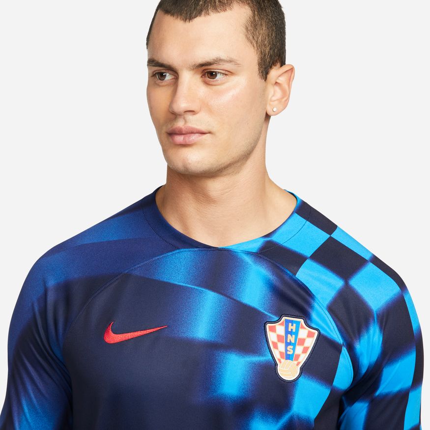 Primer plano del escudo de la Federación Croata (HNS) y el swoosh de Nike sobre el tejido técnico del jersey de visita de Croacia Mundial 2022