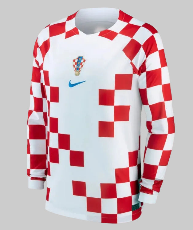 Vista frontal del Jersey Nike Croacia Manga Larga Mundial 2022 con tipografia oficial de Modric 10, stock Futbol90MX