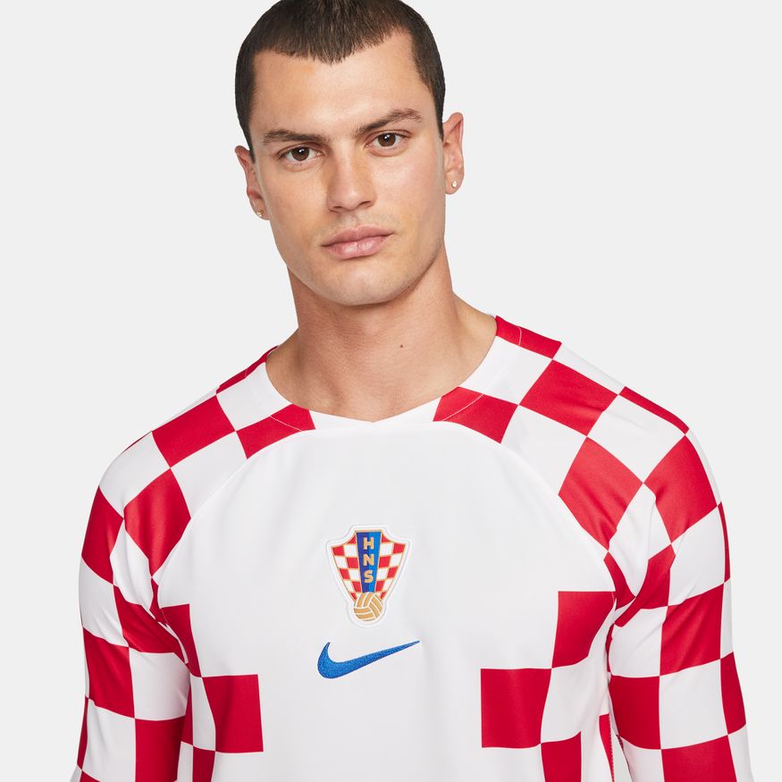 Acercamiento al pecho del Jersey Nike Croacia manga larga local, mundial 2022, en Futbol90MX.