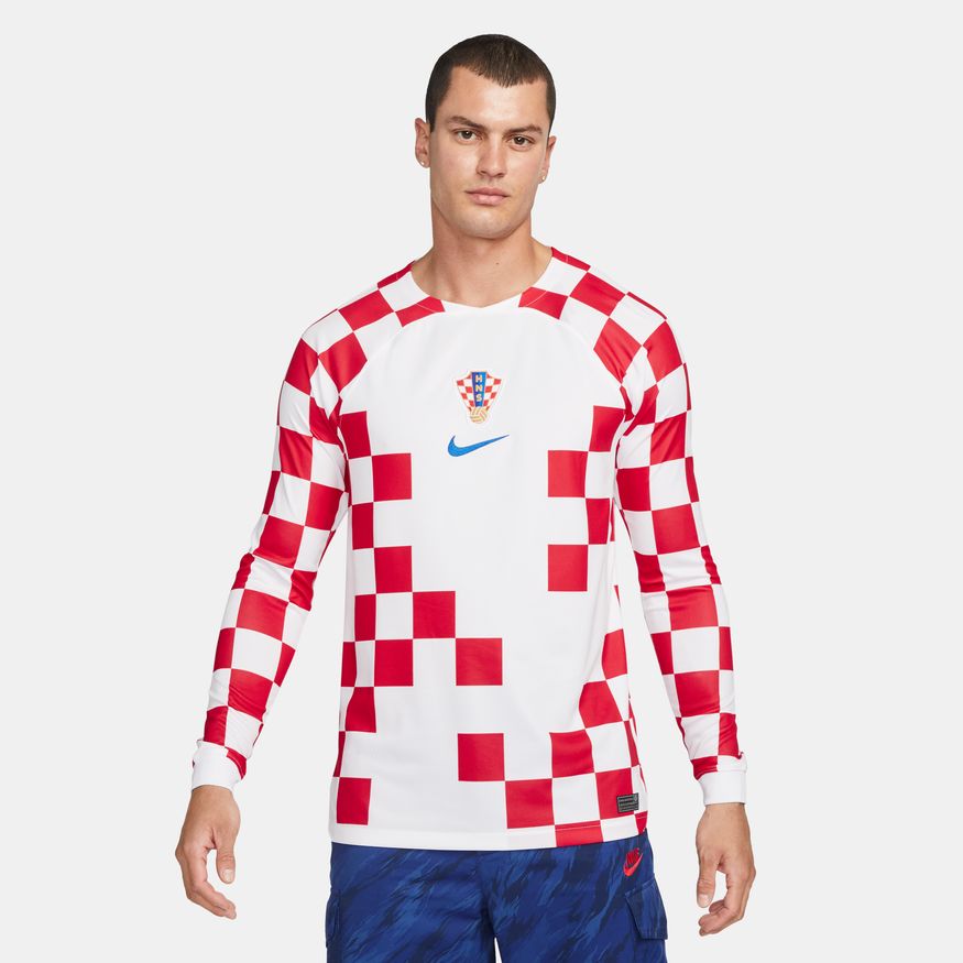 Acercamiento al Jersey Nike Croacia de Luka Modric manga larga local, mundial 2022, mostando detalles y corte.