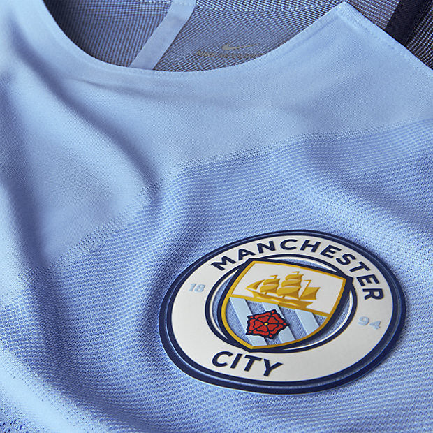 Detalle del escudo termosellado del Manchester City en el pecho del jersey local Vapor Match 2016/17 (Ref. 776905-489) stock Futbol90MX