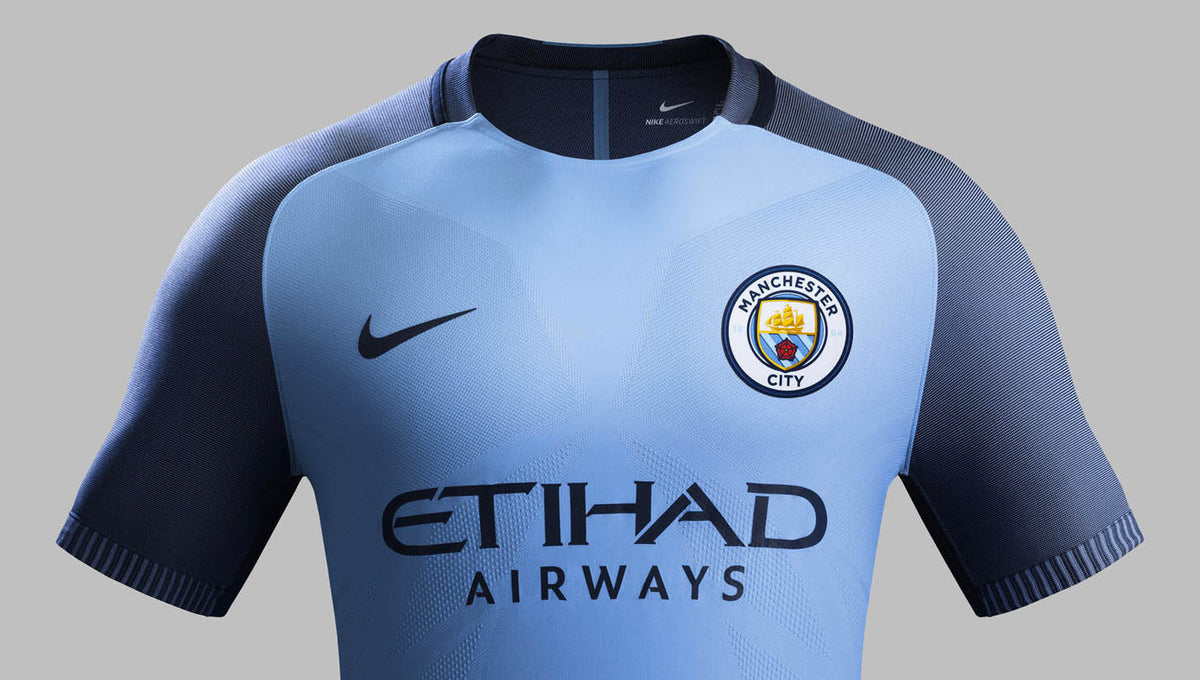 Detalle superior del pecho con el escudo del Manchester City y tecnología AeroSwift en el jersey Vapor Match local 2016/17 (Ref. 776905-489) en Futbol90MX