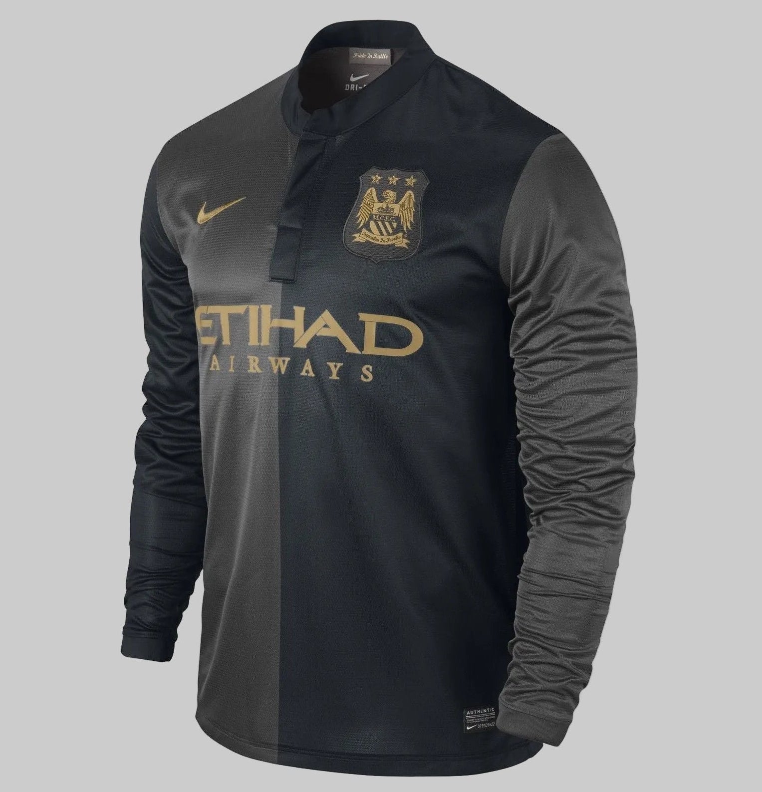 Jersey manga larga Nike Manchester City 2013-14 574873-011 visitante con diseño dividido en negro y gris carbón.