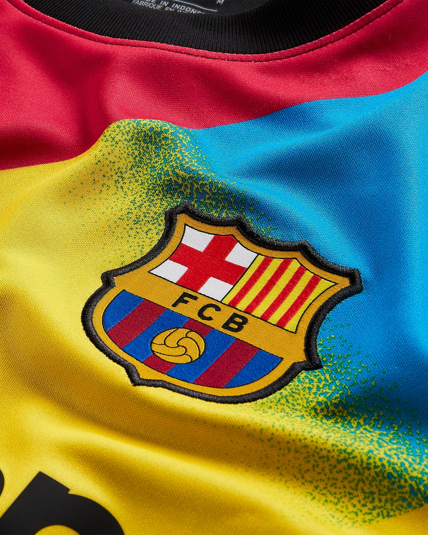 Escudo bordado en oficial Ter Stegen 1 tipografía de Copa y parche BOH 5 veces ganador UEFA Champions League en jersey de portero Barça.