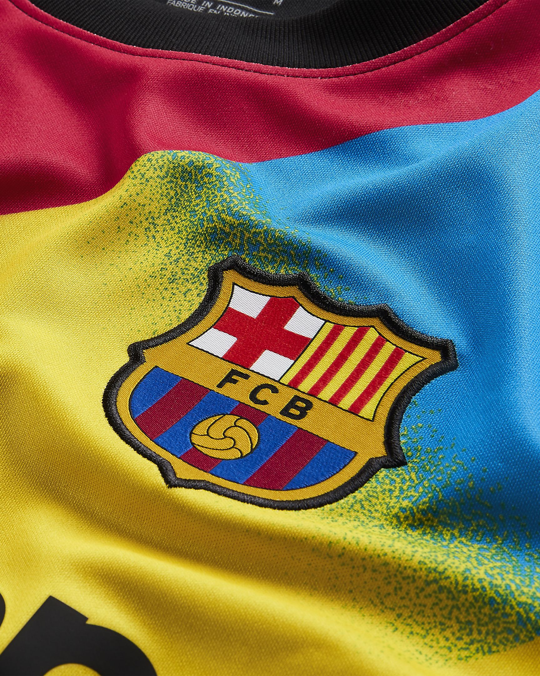 Escudo bordado en oficial Ter Stegen 1 tipografía de Copa y parche BOH 5 veces ganador UEFA Champions League en jersey de portero Barça.