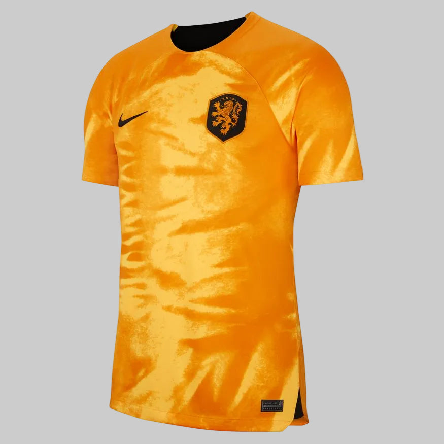 Vista frontal del jersey local Países Bajos de Memphis 2022, modelo DN0694-845 con patrón satinado Lion's Mane, nike DN0694-845 en Futbol90MX