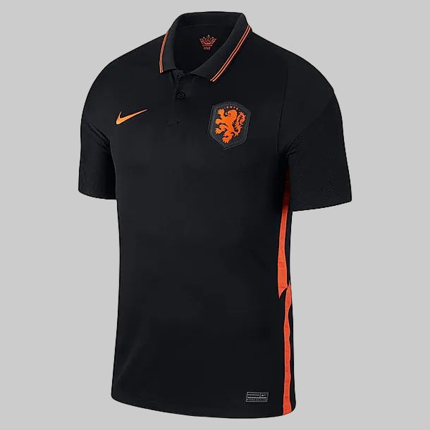 Vista frontal del jersey Nike CD0711-010 Países Bajos Away 2020; frente en negro profundo con cuello polo y detalles naranja