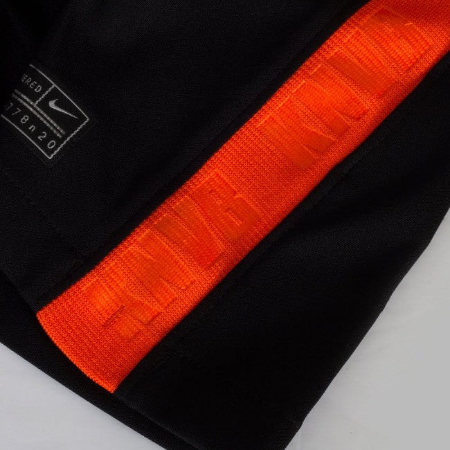 Acercamiento a letras grabadas en lineas laterales del jersey Nike Paises Bajos de Visita Euro 2020 de Memphis