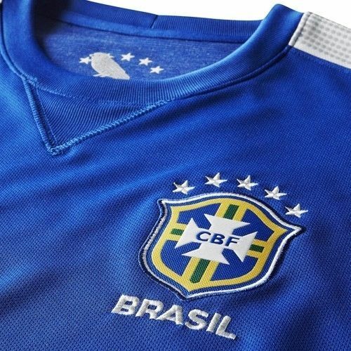 Detalle técnico del escudo de la CBF  en el jersey oficial de visitante de Brasil 2013 de Neymar, pieza autenticada.