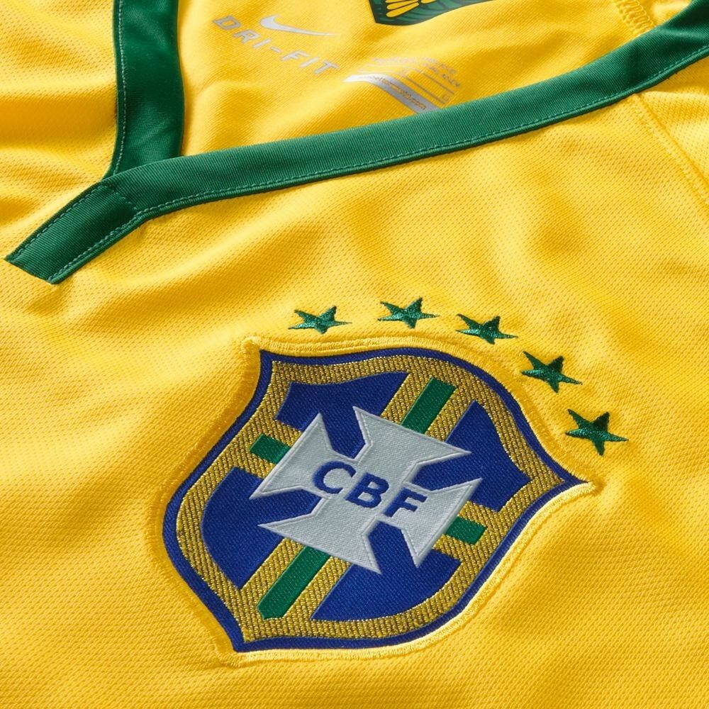 Primer plano del escudo bordado de la Confederación Brasileña de Fútbol con cinco estrellas mundiales sobre tejido técnico.