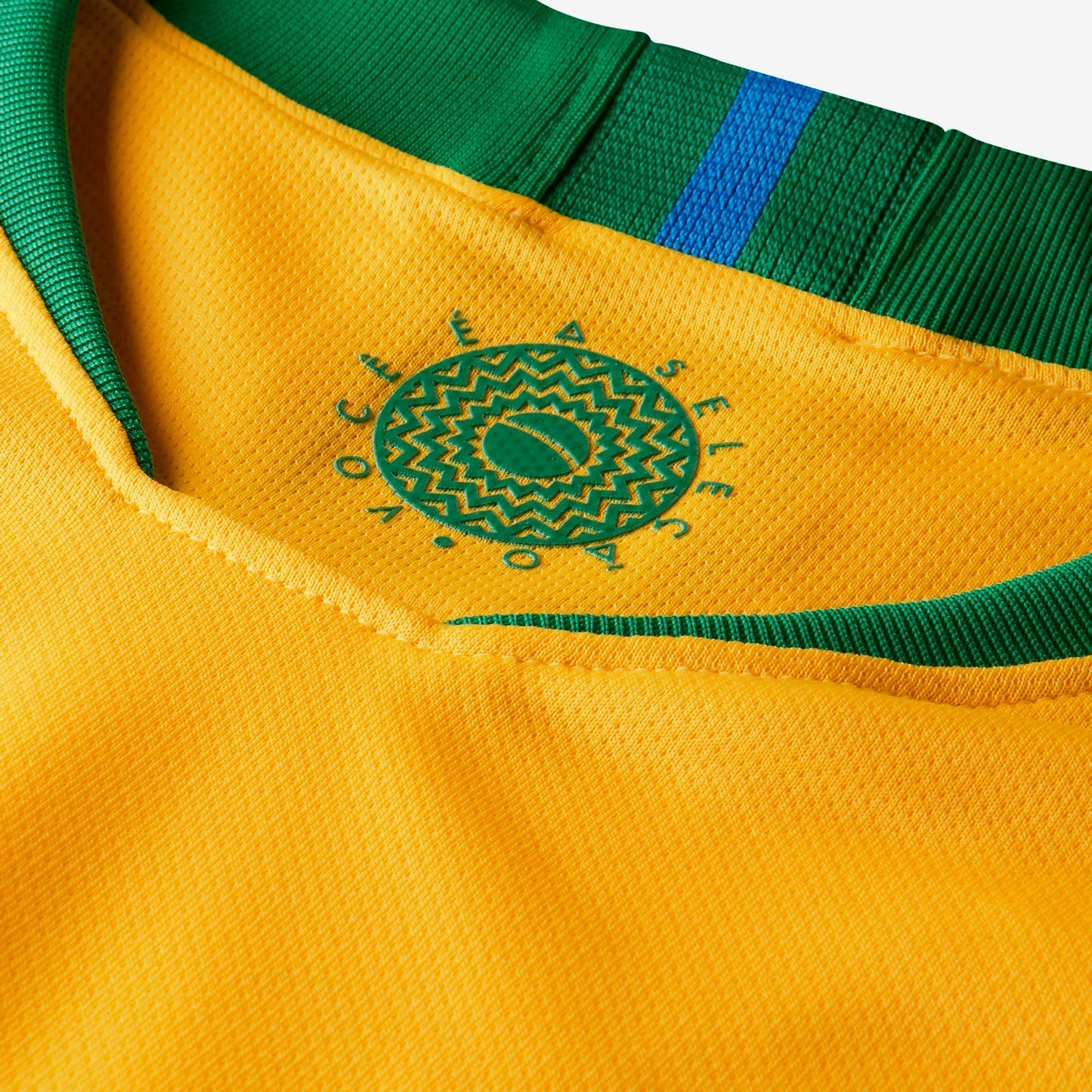 Vista l del jersey amarillo "Midwest Gold" de la Selección de Brasil 2018 con close up a parte trasera del cuello