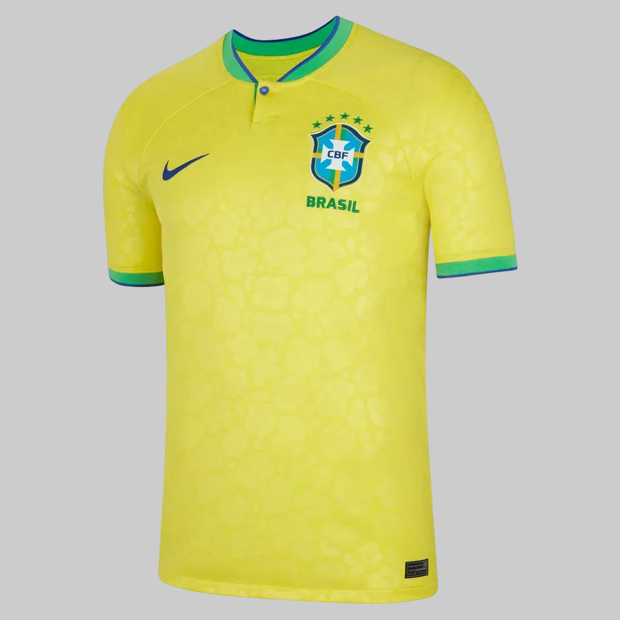 Primer plano del frente del jersey de local de Brasil 2022 con dorsal #10, mostrando el patrón jacquard inspirado en el jaguar y el escudo de la CBF con cinco estrellas, stock Futbol90MX