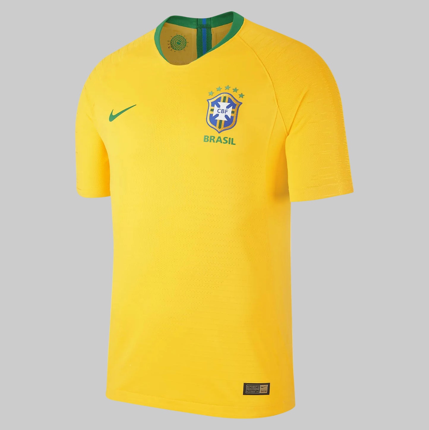 Primer plano de la estructura del tejido técnico Vaporknit de alto rendimiento en el jersey Vapor Match de Neymar Jr de Brasil Mundial 2018, autenticidad comprobada (893858-749) y textura de élite, en Futbol90MX