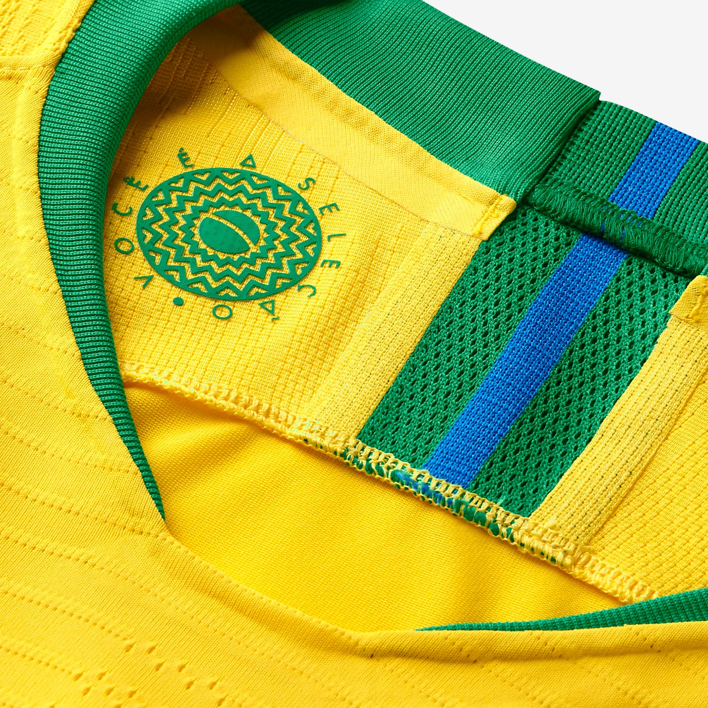 Primer plano del cuello con estructura del tejido técnico Vaporknit de alto rendimiento en el jersey de Neymar Jr de Brasil Mundial 2018, autenticidad comprobada (893858-749) y textura de élite.