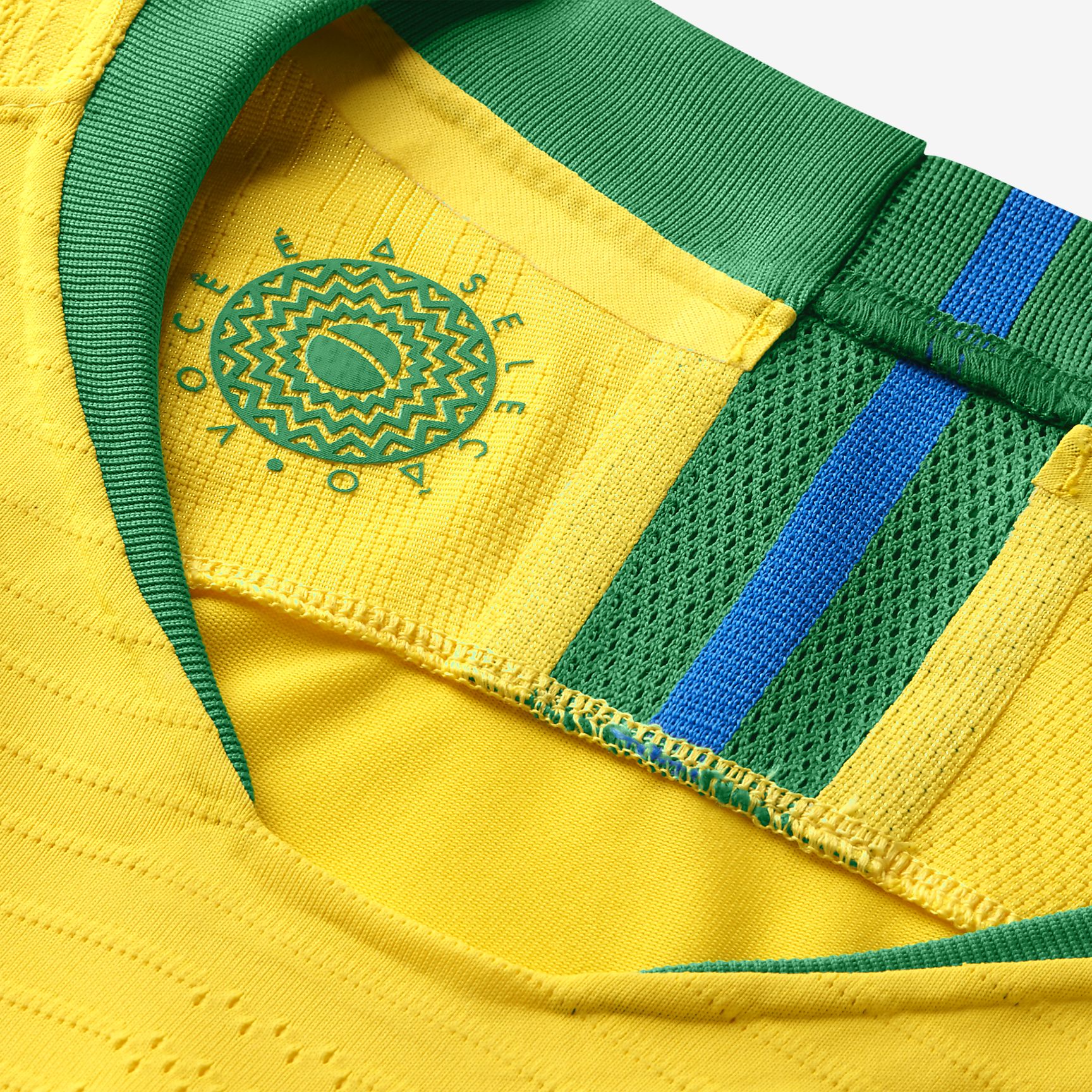 Primer plano del cuello con estructura del tejido técnico Vaporknit de alto rendimiento en el jersey de Neymar Jr de Brasil Mundial 2018, autenticidad comprobada (893858-749) y textura de élite.