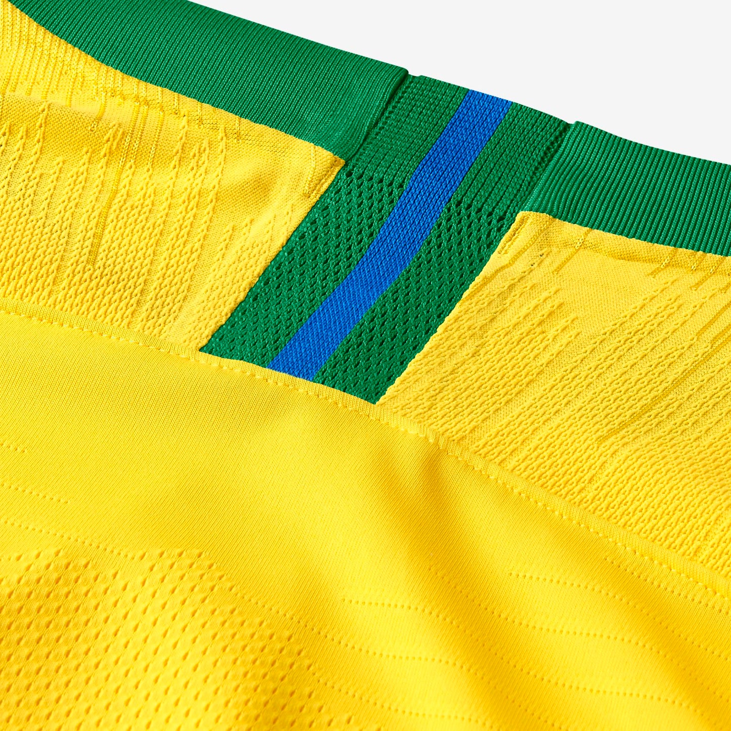 Vista de los acabados de alta precisión en el cuello trasero del Jersey Nike Brasil Vapor Match de Neymar Jr de local Mundial 2018