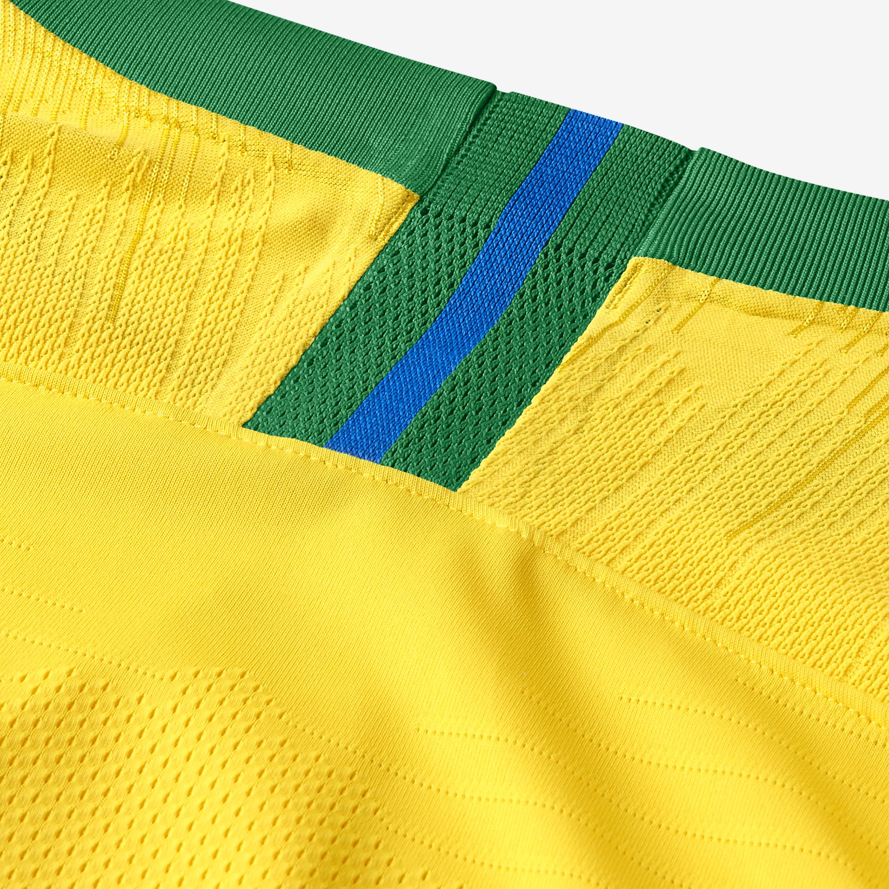 Vista de los acabados de alta precisión en el cuello trasero del Jersey Nike Brasil Vapor Match de Neymar Jr de local Mundial 2018