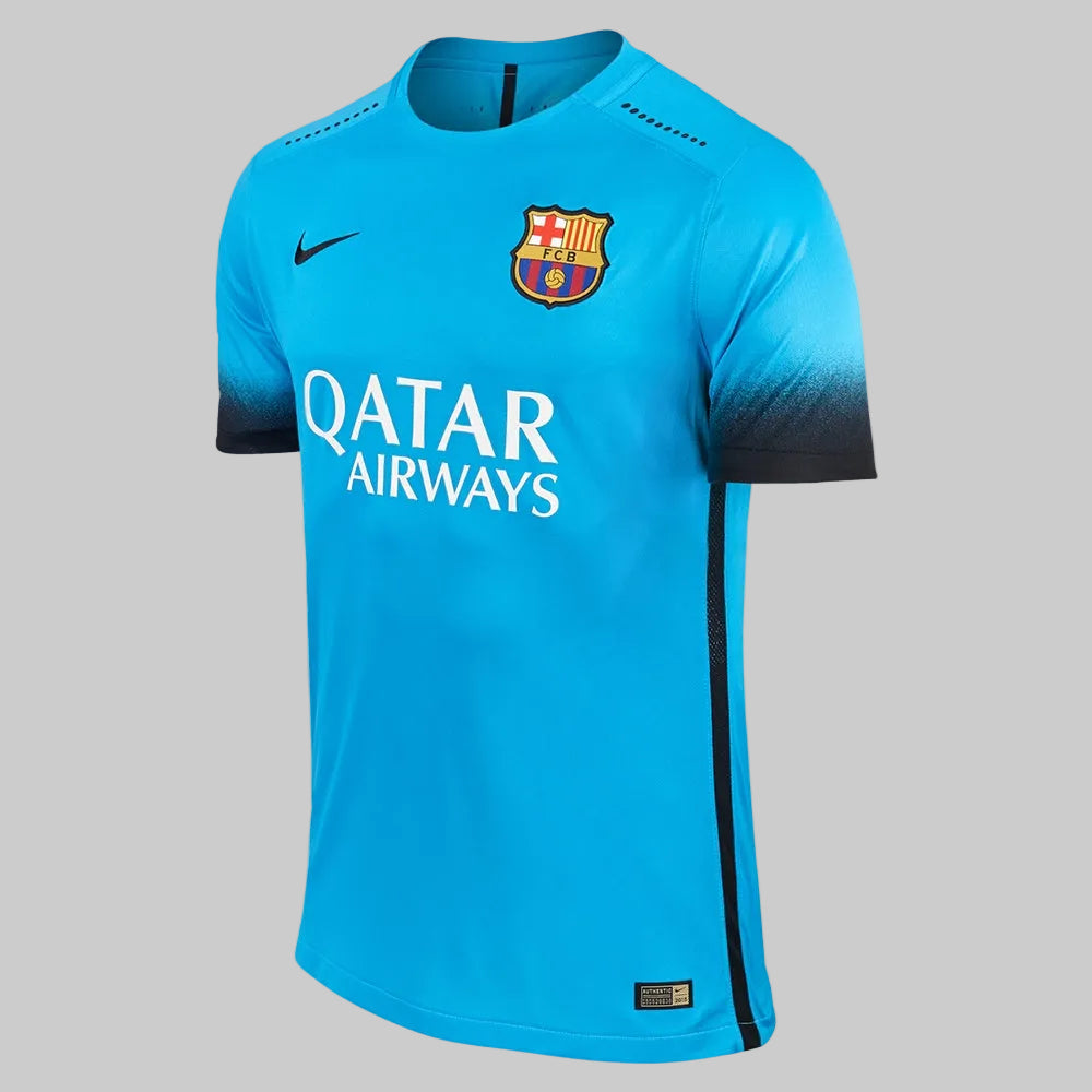 Vista frontal en estudio del Nike Neymar Jr FC Barcelona Authentic Match Third Jersey UCL 2015/16 en azul cielo con patrocinador Qatar Airways, el parche de Campeón del Mundial de Clubes FIFA y personalización de NEYMAR JR #11 (Código: 658787-426) disponible en Futbol90MX.