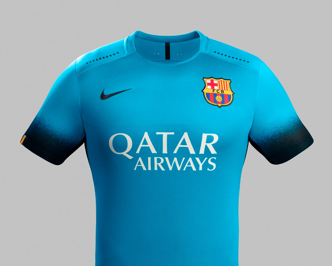 Primer plano frontal del jersey authentic match third UCL 2015/16 de Neymar Jr del FC Barcelona mostrando el patrocinador Qatar Airways, el escudo y el efecto degradado oscuro en las mangas (Código: 658787-426) en Futbol90MX.