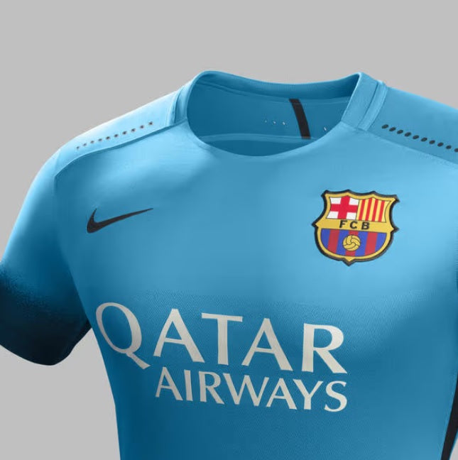 Primer plano del escudo del FC Barcelona, el logotipo de Nike y el cuello redondo con detalles perforados del jersey authentic match third UCL 2015/16 de Neymar Jr (Código: 658787-426) en Futbol90MX.