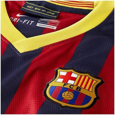 Escudo del FC Barcelona bordado en alta densidad sobre franjas blaugranas clásicas 2013-14.