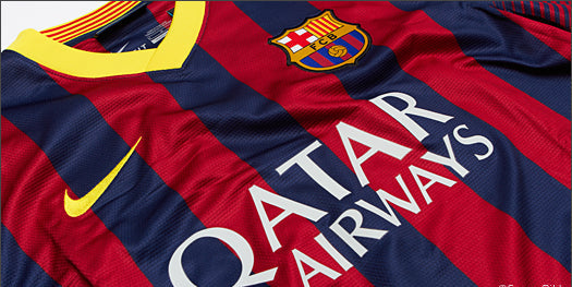 Escudo del FC Barcelona bordado en alta densidad y Swoosh de Nike amarillo sobre franjas blaugranas 2013-14.