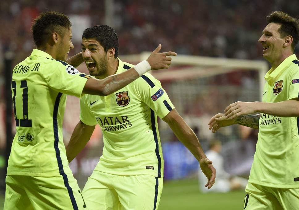 Neymar Jr celebrando un gol eufórico vistiendo el jersey tercero UCL 2014/15 (Ref. 631192-711) en color Volt, acompañado por Luis Suárez y Lionel Messi en Futbol90MX