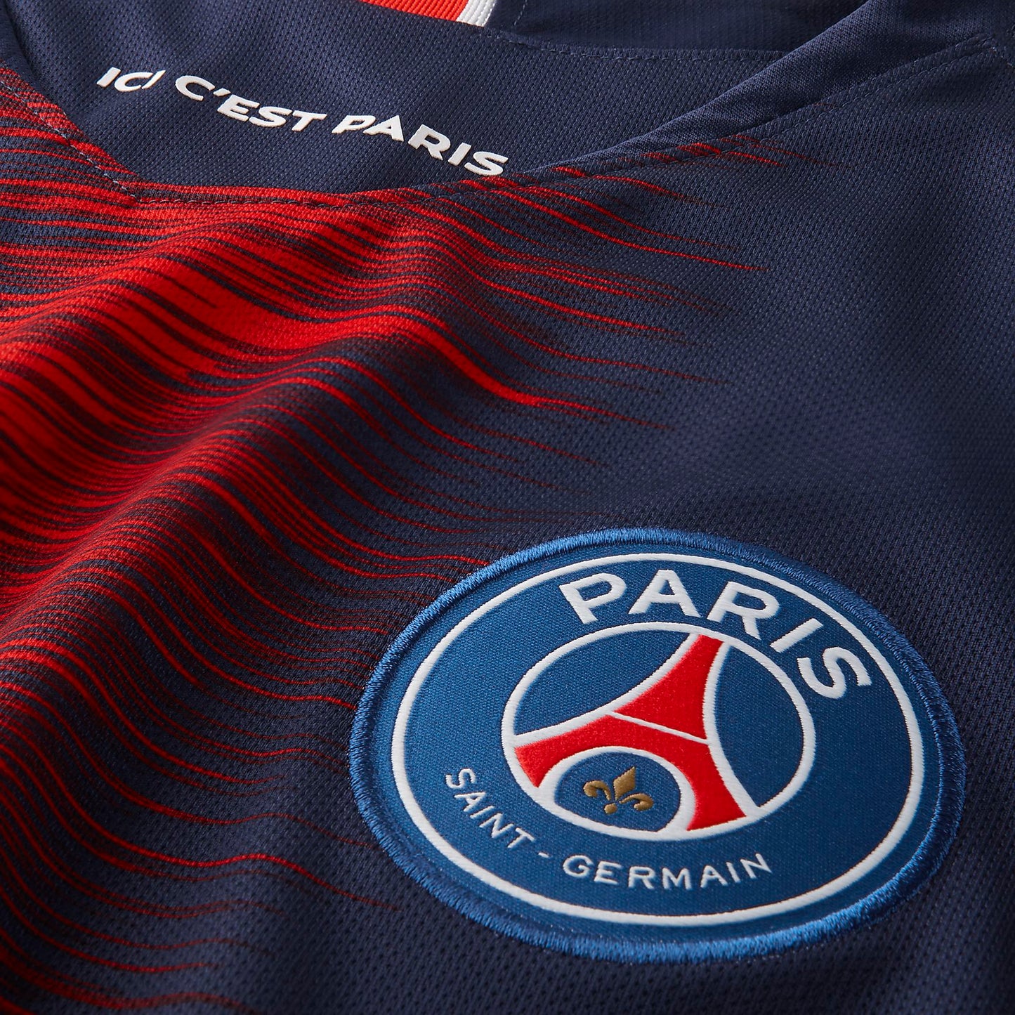 Escudo bordado en Nike PSG Jersey manga larga local 2018/19
