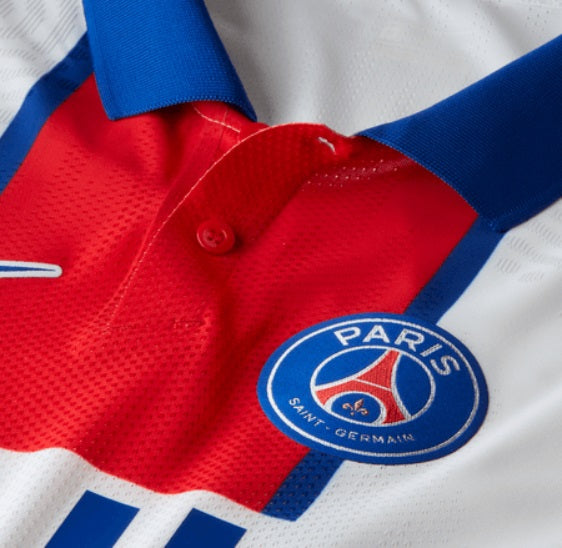 Primer plano de la ingeniería textil Nike VaporKnit con patrón de relieve técnico en el jersey blanco del PSG 2020-21 versión de jugador