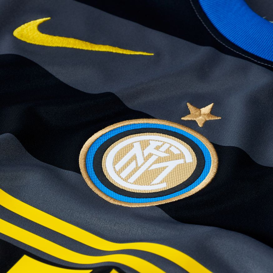 Escudo del Inter de Milán y logotipo de Pirelli en amarillo sobre franjas horizontales grises y negras, tercera equipación temporada 2020-21