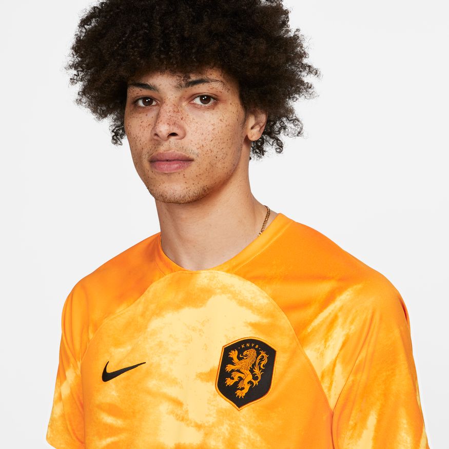 Acercamiento al escudo de Paises bajos y al logo Nike bordados con tejido de alta densidad en el Jersey de Local 2022