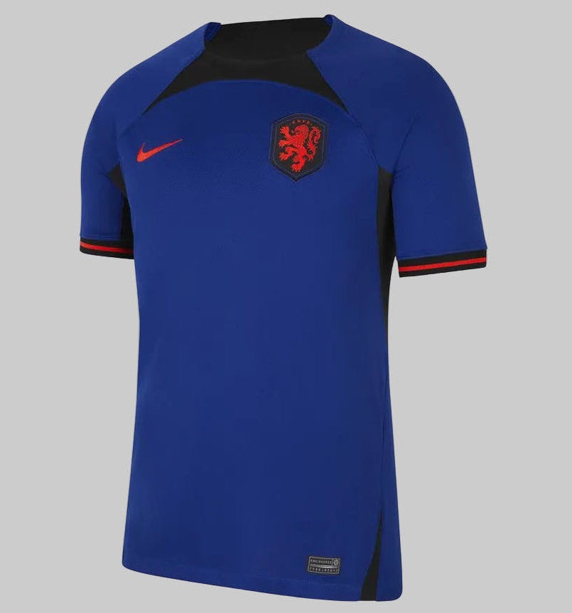 Jersey Nike Países Bajos Visita 2022 (DN0693-455) en color Deep Royal Blue, destacando el escudo de la KNVB en naranja vibrante, en Futbol90MX