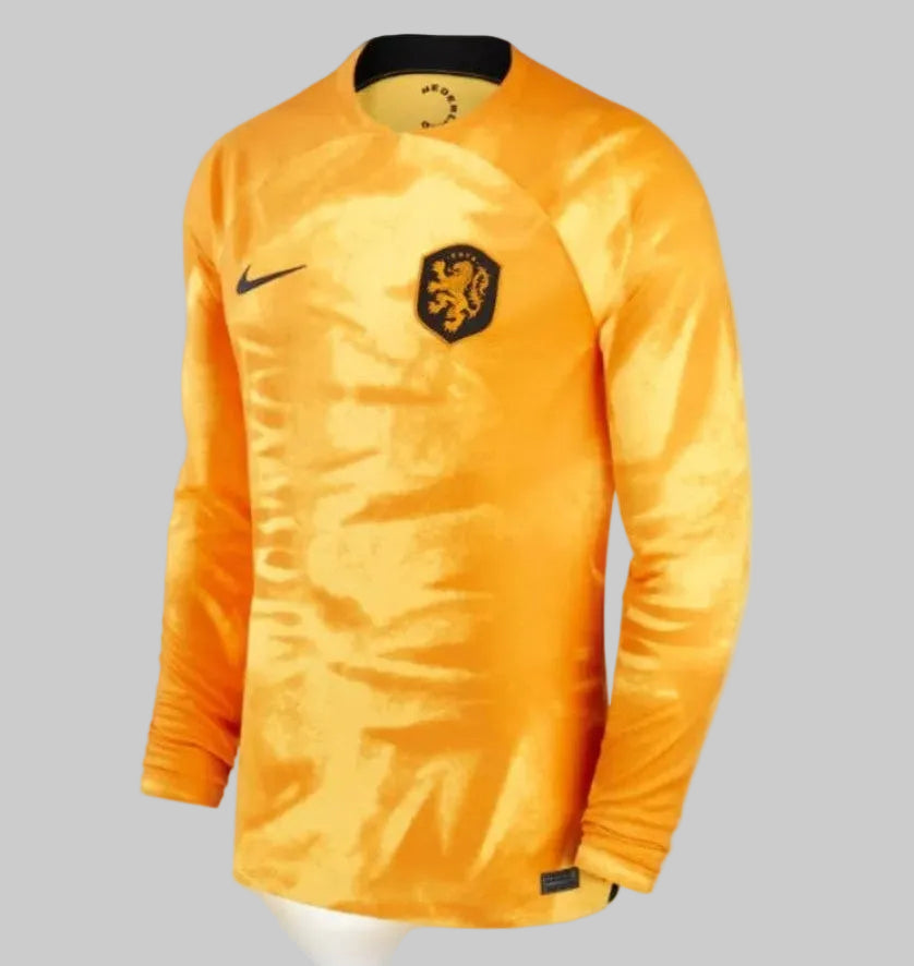 Jersey de local de la Selección de los Países Bajos Mundial 2022 (código DN0669-845) en manga larga, exhibiendo su distintivo gráfico tonal naranja y escudo KNVB sobre fondo neutro, disponible en Futbol90MX