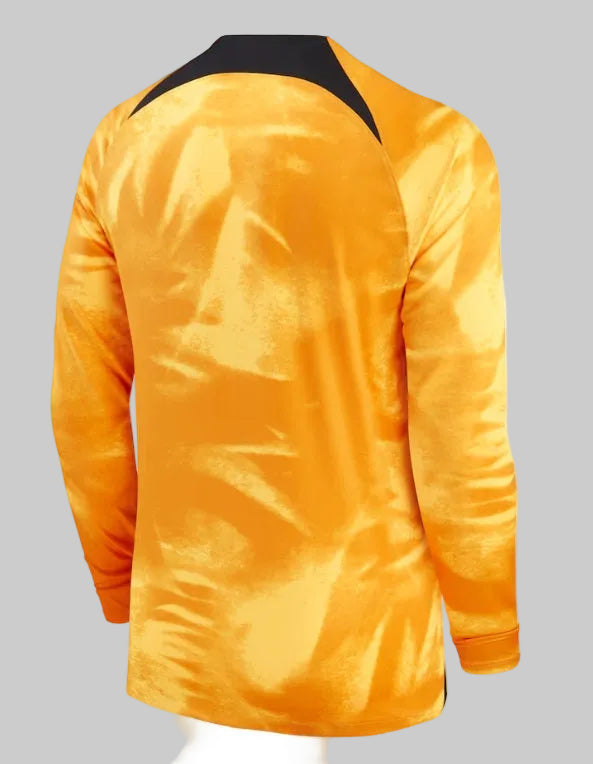 Vista posterior del jersey de los Países Bajos 2022 manga larga, resaltando la limpieza del diseño técnico y el ajuste profesional de la equipación utilizada durante la Copa Mundial, stock Futbol90MX