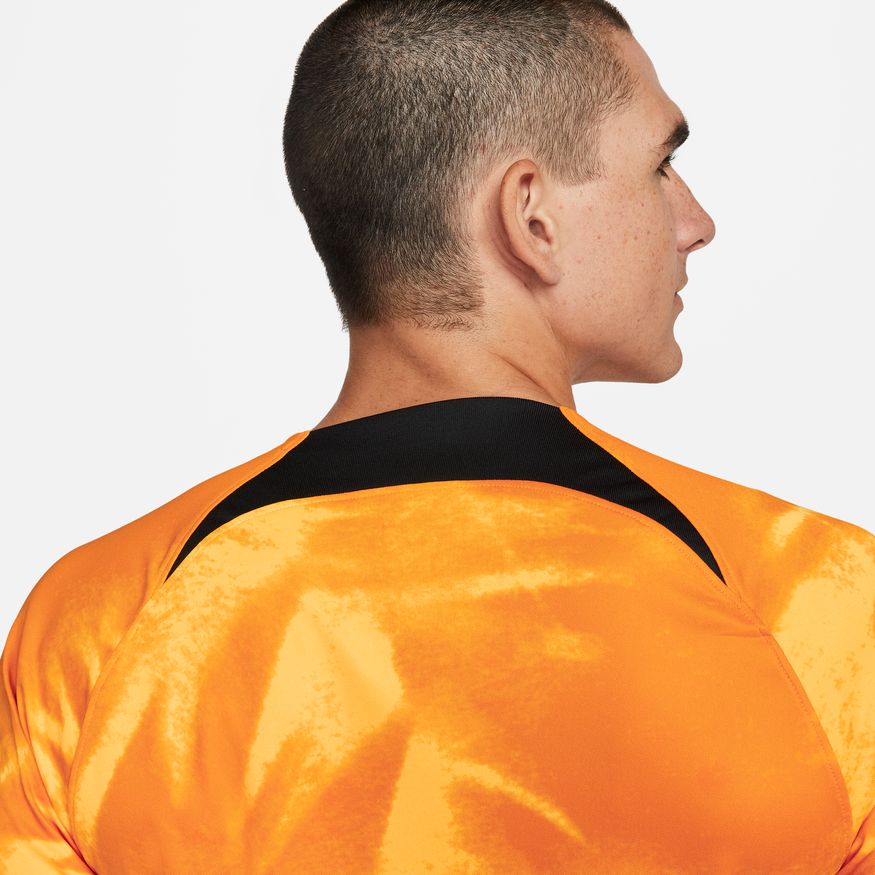 Acercamiento del cuello posterior del Jersey Nike manga larga de local de Paises Bajos Mundial 2022