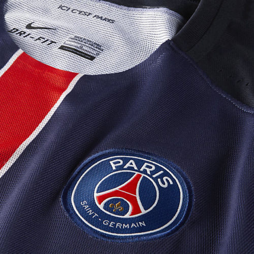 Primer plano del escudo del Paris Saint-Germain bordado en el pecho del jersey Authentic Match 2015/16, destacando la precisión técnica y calidad de los materiales, stock Futbol90MX