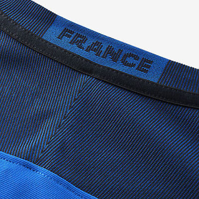 Acercamiento a las letras FRANCE tejidas en la parte posterior del cuello