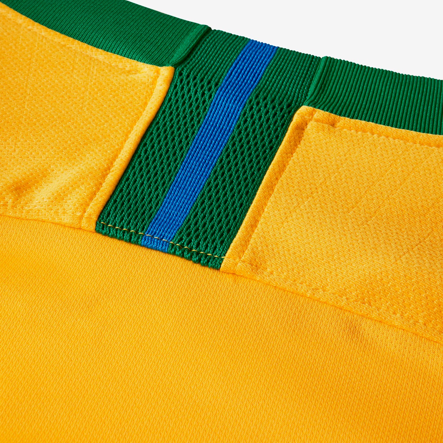 Detalle trasero del cuello del jersey de la Selección de Brasil 2018 con el nombre PELE y el número 10 en color verde.