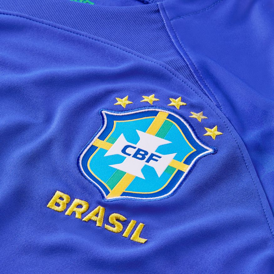Detalle del escudo bordado de la Confederação Brasileira de Futebol (CBF) en el pecho, sobre el tejido técnico Dri-FIT de la versión Stadium del jersey nike de visita de Pele 2022