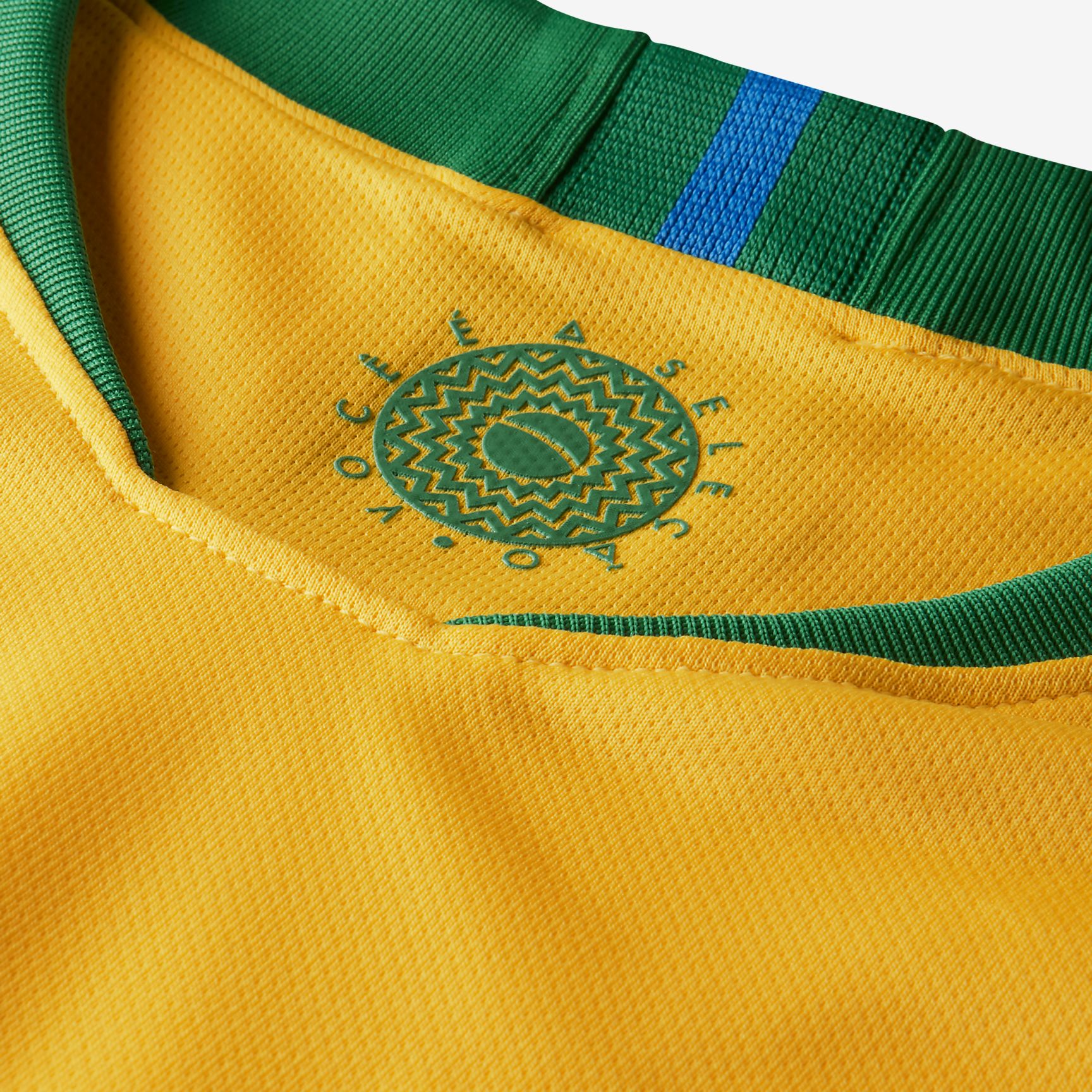 Vista frontal del cuello trasero mostrando detalles del jersey amarillo "Midwest Gold" de la Selección de Brasil 2018