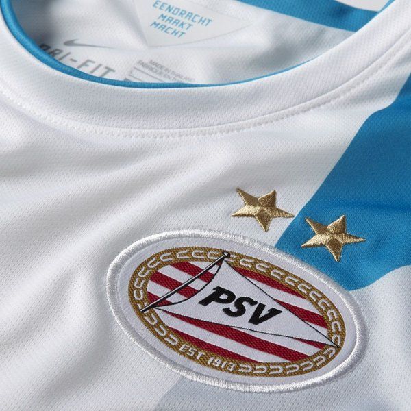 Primer plano del escudo bordado del PSV Eindhoven y logo Nike Swoosh en jersey de visita 2014-2015 - Futbol90MX