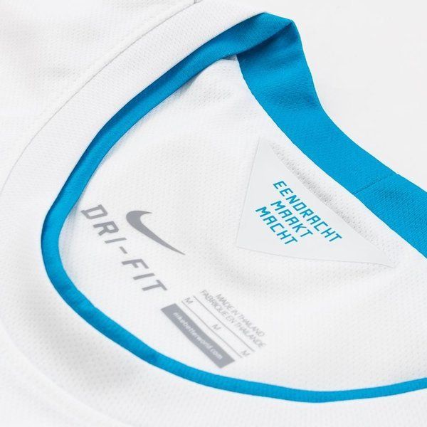 Detalle del cuello redondo y etiqueta interna de autenticidad Nike, producto oficial PSV - Futbol90MX Archive.