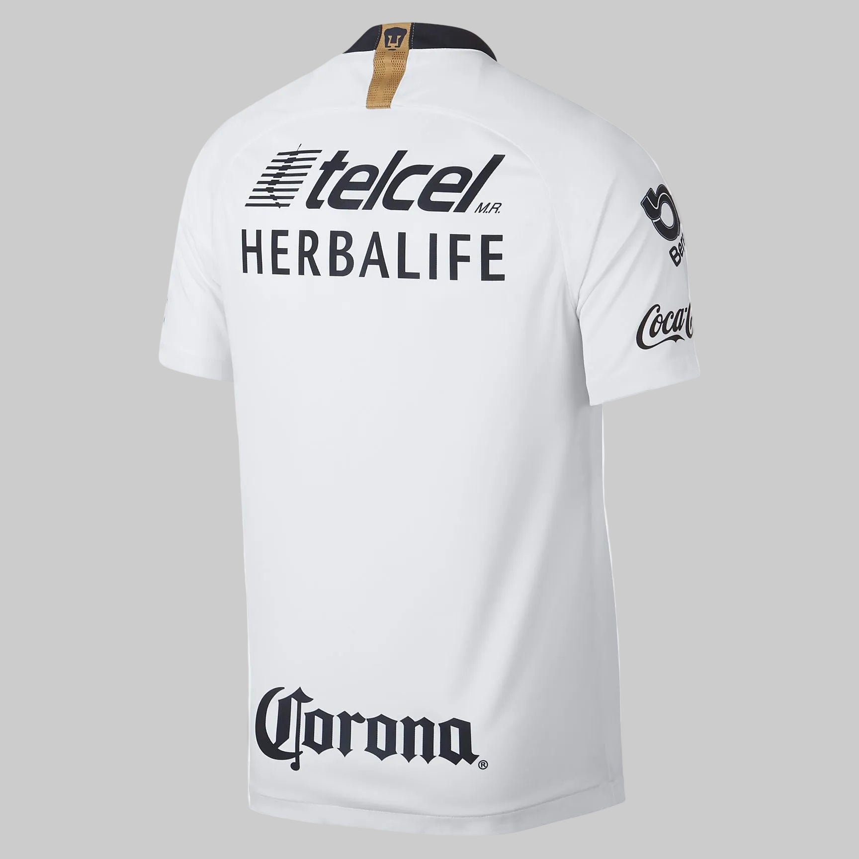 Vista posterior del jersey blanco de Pumas temporada 2018/19 mostrando el cuello redondo con borde en azul obsidiana y tejido técnico transpirable.