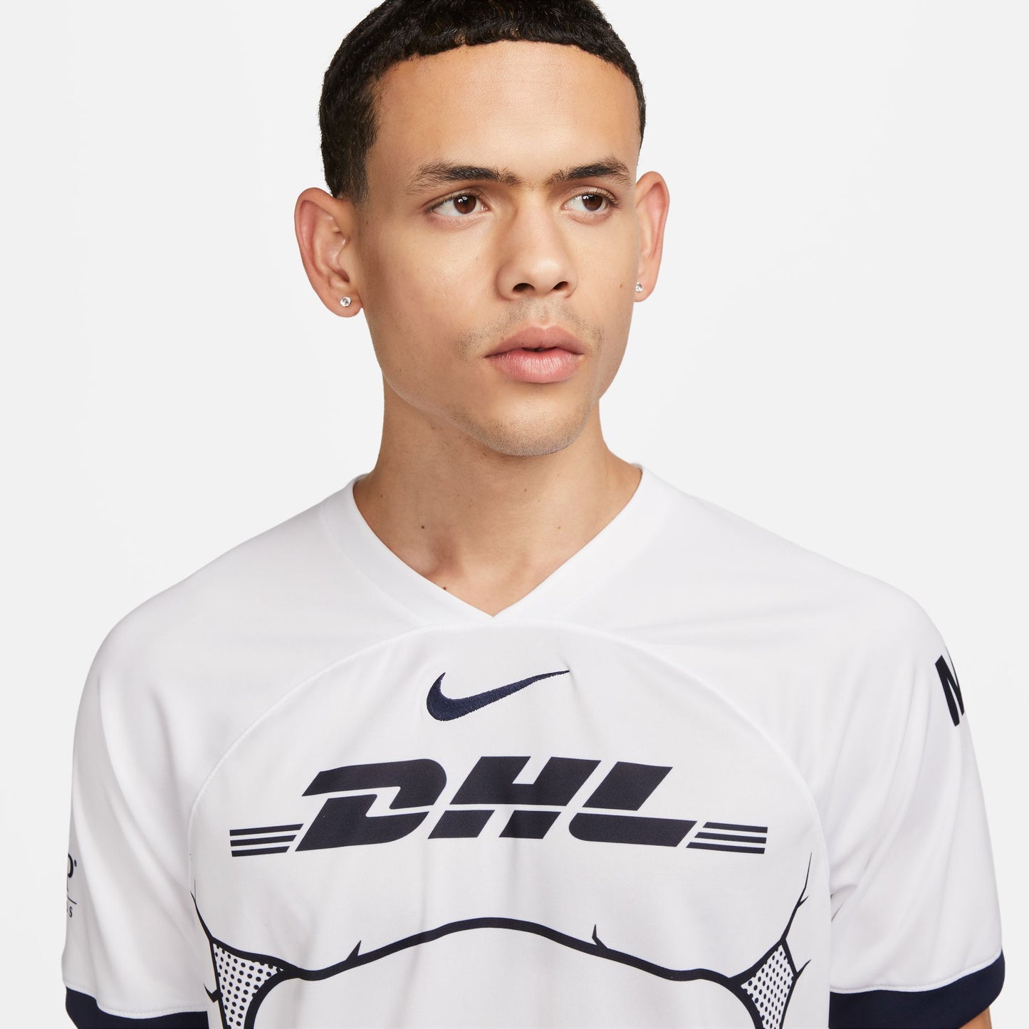 Logotipo Nike bordado en jersey de local Pumas UNAM 2023/24
