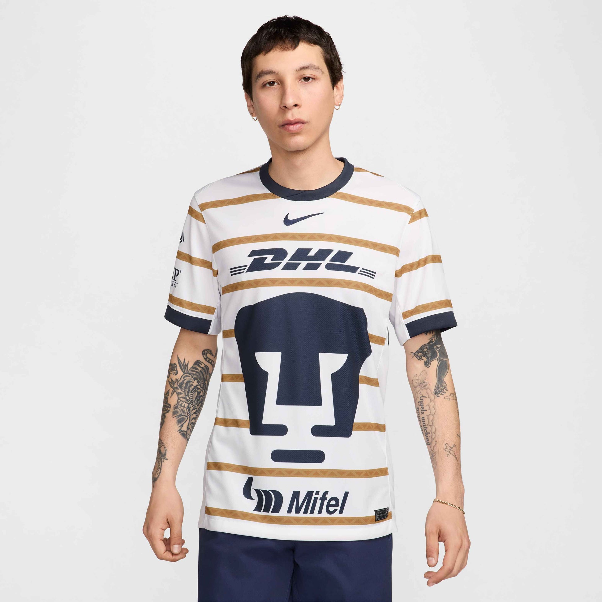 Aplicación de alta precisión de los patrocinadores DHL y Mifel en el jersey de local de Pumas UNAM, respetando la estética y simetría del diseño original.